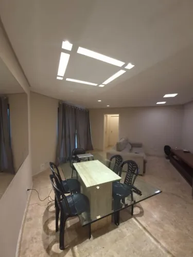 Mesa para 08 lugares em tampo de vidro de 20mm e base em mármore travertino romano