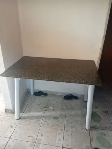 Mesa de mármore e de quatro cadeiras