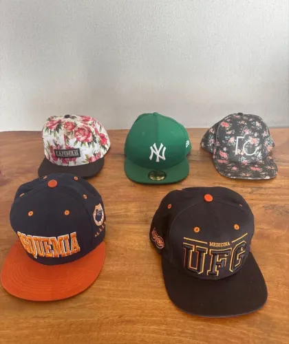 5 Bonés e 3 Óculos (TUDO)