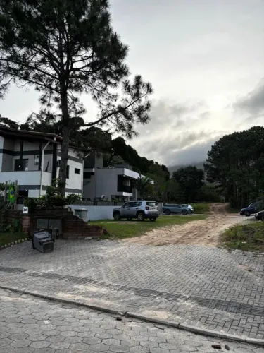 Lote com total de 378,21m² (medindo 19m² de frente e fundos x 20m² de laterais).