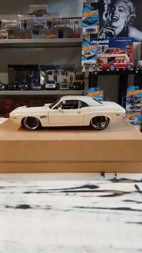 Dodge Challenger R/T 1970. Da Maisto. Escala 1:24