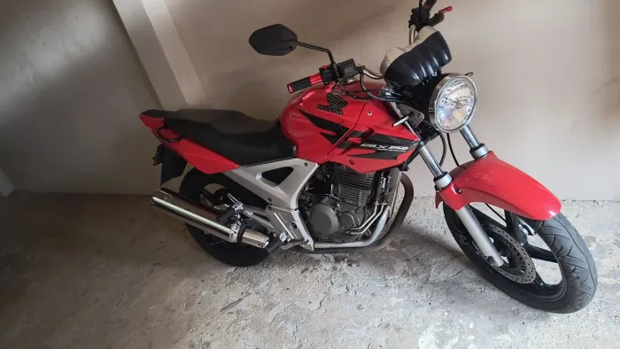 Vende se CBX Twister 250, ou troco por 150 ou 125.