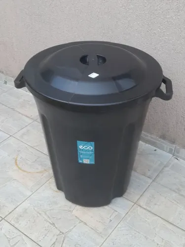 Lixeira Plástica 97lts Plasvale ECO cor preta com tampa