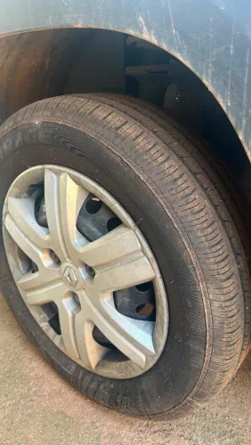 Pneus aro 14 de kwid novos usei uns 2 semans ! Tem nota fiscal , barato demais 210 cada um