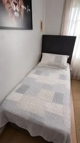 Cama de solteiro + cabeceira estofada - R$ 350