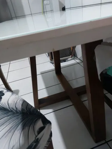 Vendo uma mesa de laca com 4 cadeiras