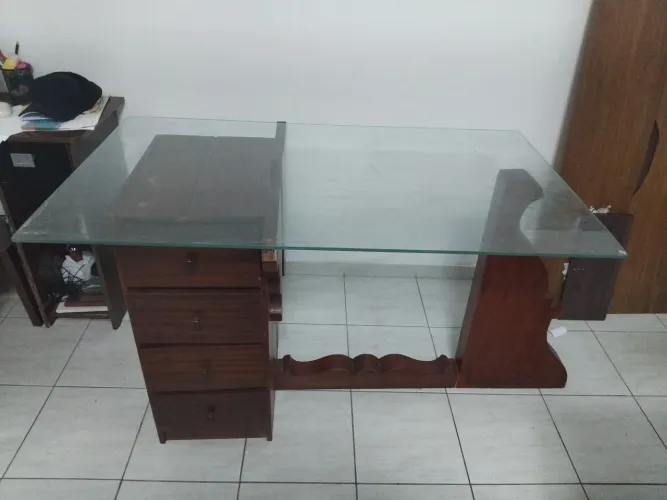 Mesa madeira com tampa de vidro