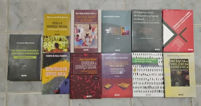 Livros de história e assistência social