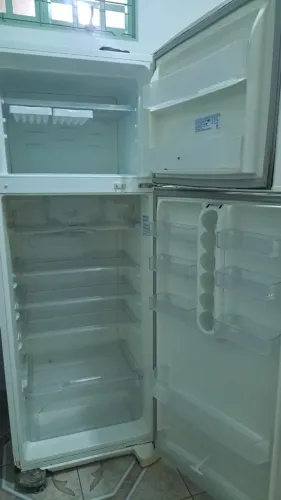 Geladeira de duas portas grande