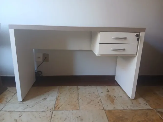 Mesa de escritório com 2 gavetas e chave - Excelente estado