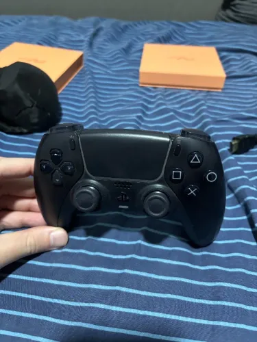 Controle DualSense PS5 Preto + suporte caveira preto