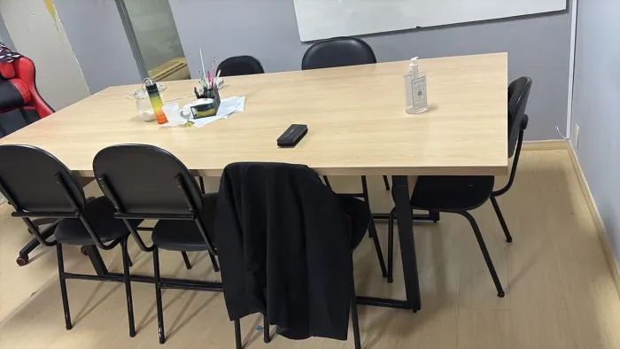 Mesa de reunião De MDF e metalon está nova