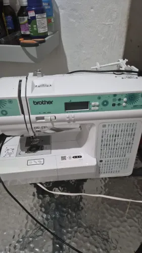 Maquina de costura computadorizada robusta e versátil