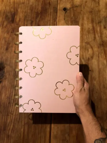 Caderno Marca Bossa cor Rosa e Dourado Capa Dura e Wire-O com Folhas Destacáveis