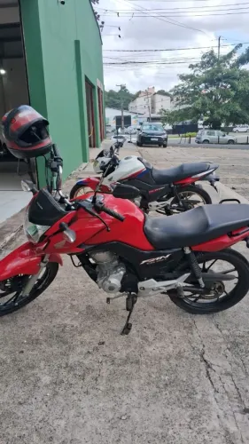 Moto Honda vermelha