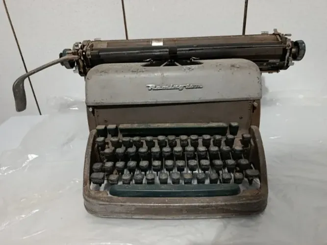 Máquina de Escrever Remington Antiga
