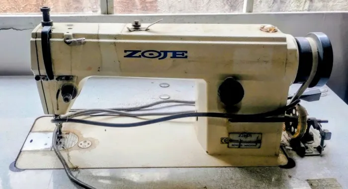 Máquina industrial de costura.