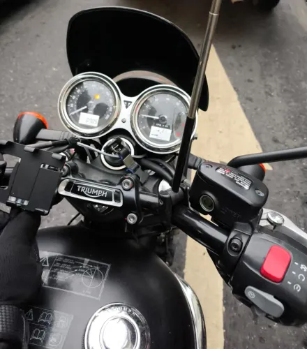 Bonneville T120 Black Super nova