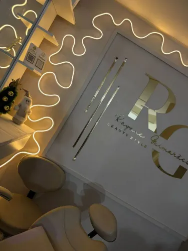 Letreiro espelhado dourado