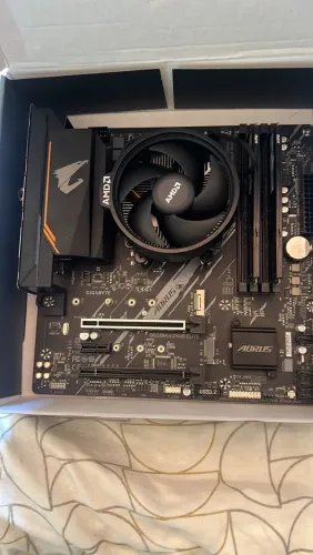 Placa mãe b550 aorus elite, 2 pente memoria ram 8gb xpg 3200hz Ryzen 5500