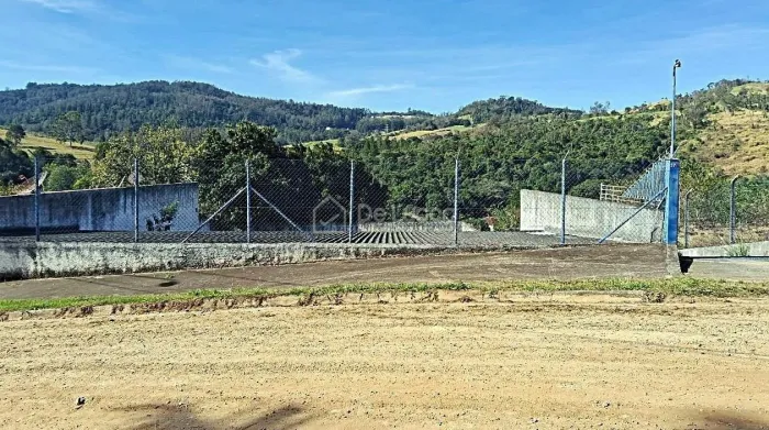 Terreno em Amparo com 3.172m², barracão e acesso fácil às rodovias.