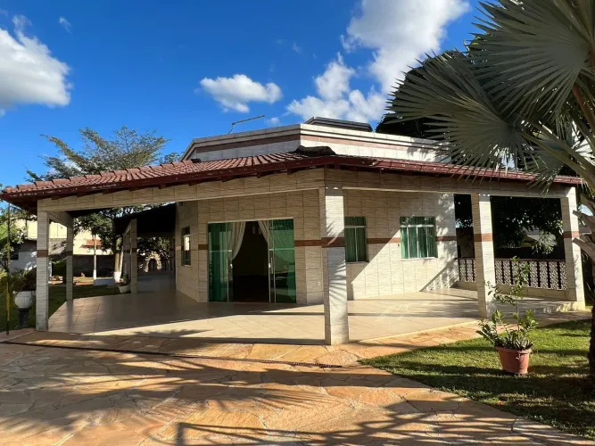 Casa 3 quartos sendo 1externo com banheiro, 3 banheiros,cozinha, área serviço, copa etc.