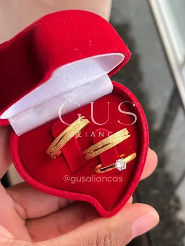 Par de Alianças Anatômicas Diamantadas C Friso Diagonal 4mm + Solitário. Namoro, Casamento