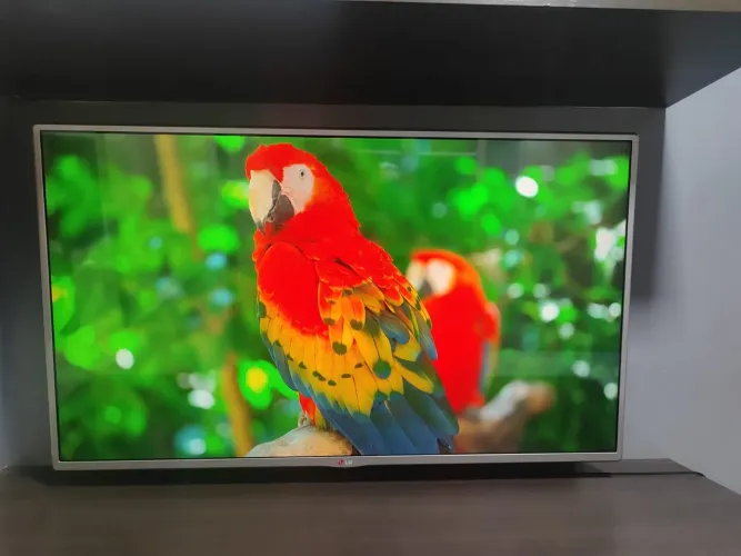TV Smart 42" em Excelente Estado + Suporte de Parede Incluso