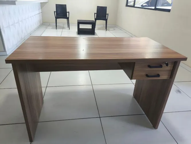 Mesa de Escritório com 2 Gavetas - Excelente Estado - R$ 400