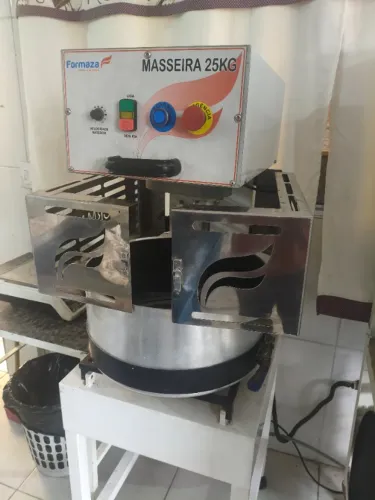 Máquina de moldar salgados e doces