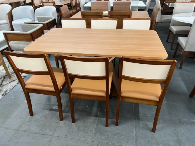 Mesa resistente com cadeiras de madeira
