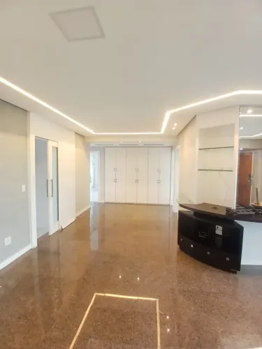 VIEIRALVES. COND. CASA BLANCA, APTO COM 188m², 4 QUARTOS SENDO 3 SUITES, SALA PARA 2 AMBIE