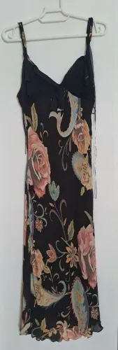 Vestido estampado. Tamanho P. Midi. Detalhe em renda