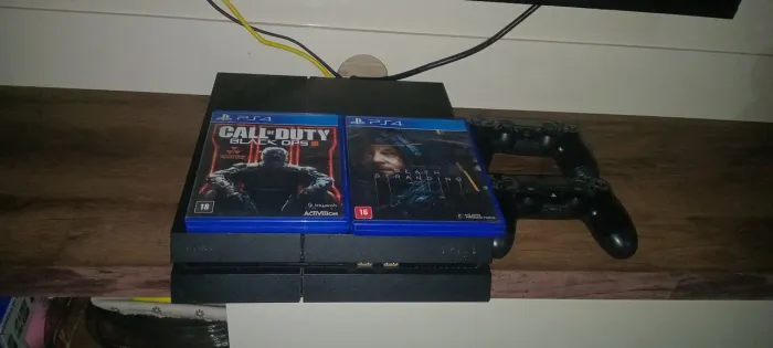 PS4 FAT COM DOIS JOGOS E DOIS CONTROLES.