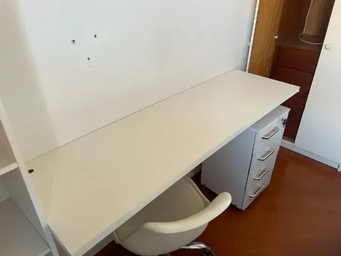 Bancada Branca Fixa na Parede