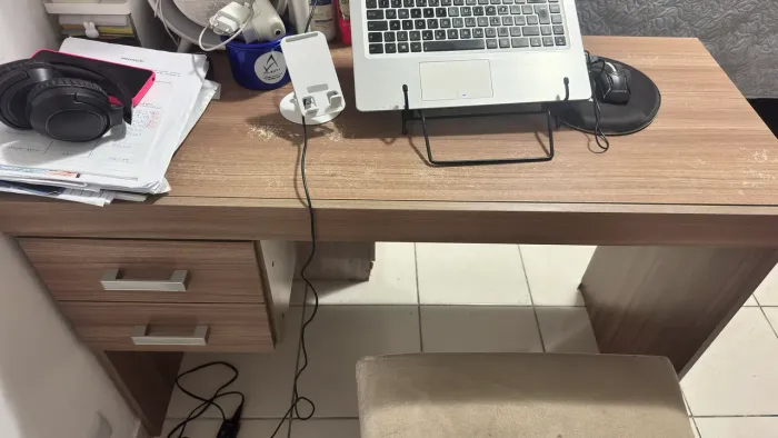 Vendo escrivaninha usada