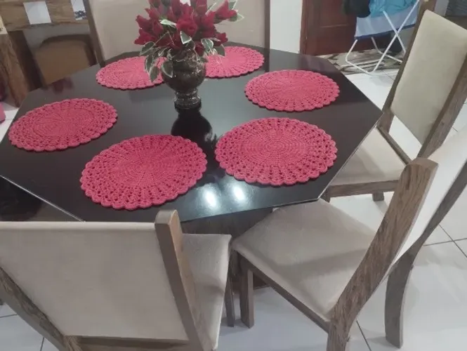 Mesa de jantar com 06 cadeiras estofadas
