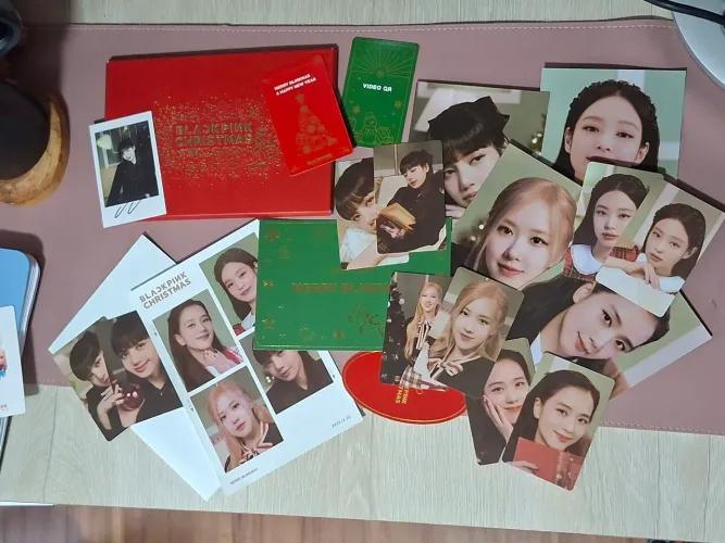 Blackpink Christmas com polaroid Lisa