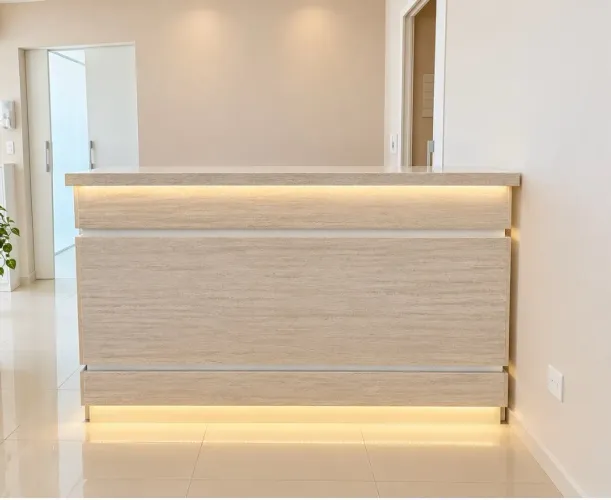 Balcão Recepção 1,54m com LED - MDF Amadeirado - Clínica / Loja / Escritório