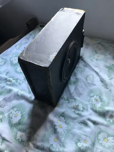 Caixa de som automotivo