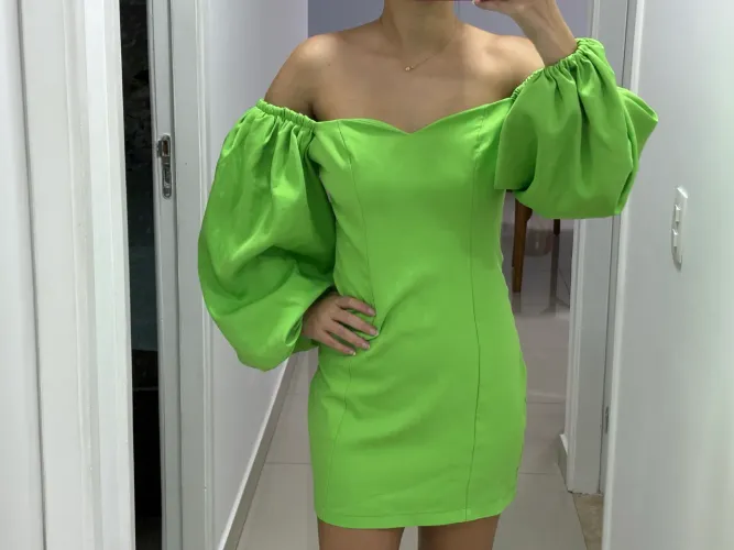 Vestido curto verde com mangas bufantes 