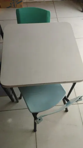 Vendo mesa escolar com cadeiras 