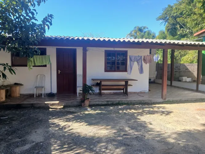 Terreno com duas casas.
