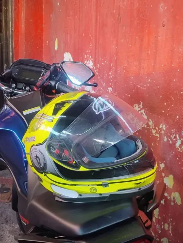 Capacete MT Blade Stratosphere amarelo 