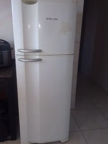 Geladeira sem funciona pra retiradas de peças!