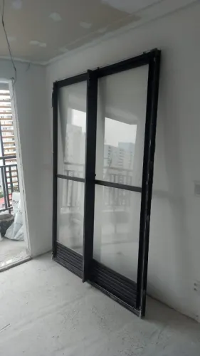 Porta Balcão de Alumínio Preto Fosco (Com Vidro) - Ótimo Estado!