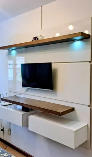 Painel de TV branco com madeira de 1,8m largura x 1,6 altura