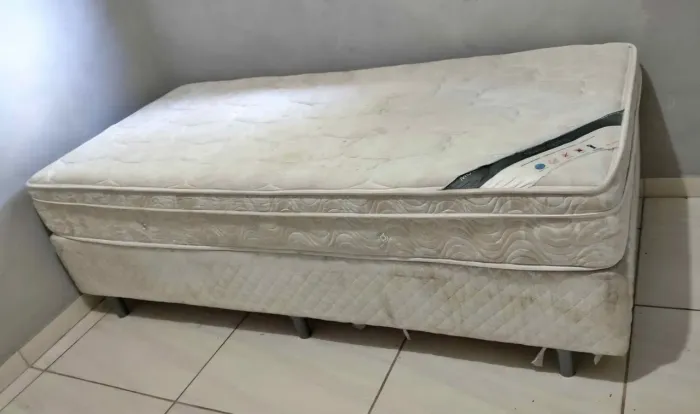 Cama de solteiro com base.