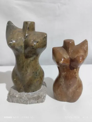 Duas esculturas bustos de mulher em pedra sabão 