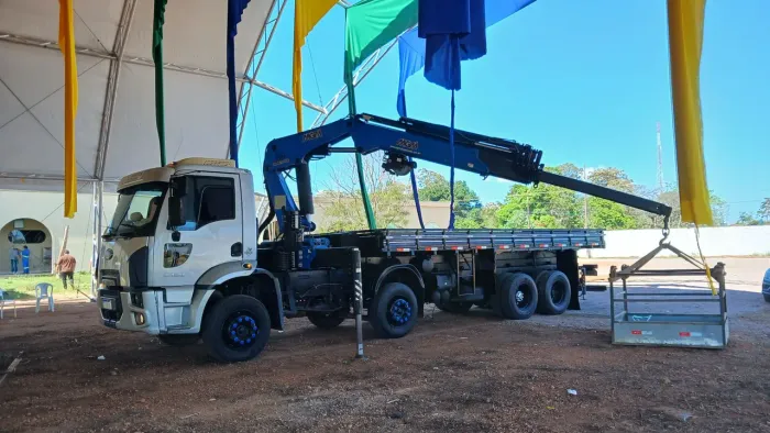 Caminhão munck MGM 50t